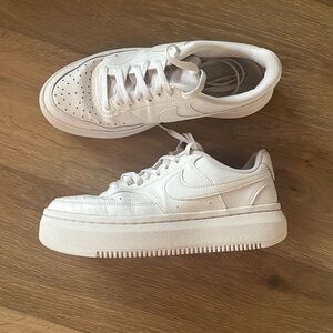 Nike Women “court vision alta” platform sneaker Size 9 - Good condition!